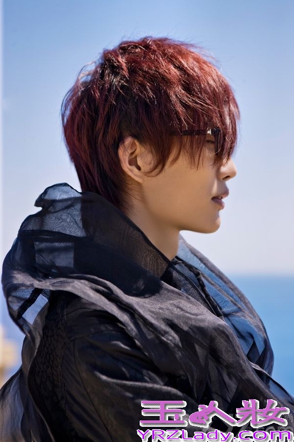 今日，许嵩首本摄影随笔集《海上灵光》中一组高清组图曝光，照片中的许嵩置身希腊纯净空气中闭起双眼思考状不经意的被摄影师拍下，似要带读者也进入那样的场景。据海蝶音乐相关工作人员透露，许嵩新专辑正在筹备中，今年将会与歌迷见面。