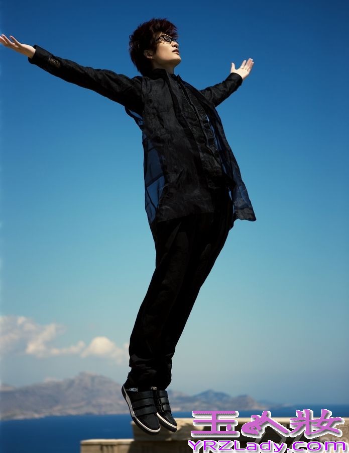 今日，许嵩首本摄影随笔集《海上灵光》中一组高清组图曝光，照片中的许嵩置身希腊纯净空气中闭起双眼思考状不经意的被摄影师拍下，似要带读者也进入那样的场景。据海蝶音乐相关工作人员透露，许嵩新专辑正在筹备中，今年将会与歌迷见面。