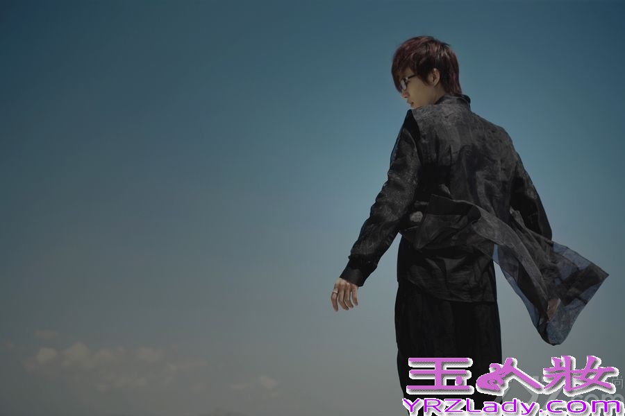 今日，许嵩首本摄影随笔集《海上灵光》中一组高清组图曝光，照片中的许嵩置身希腊纯净空气中闭起双眼思考状不经意的被摄影师拍下，似要带读者也进入那样的场景。据海蝶音乐相关工作人员透露，许嵩新专辑正在筹备中，今年将会与歌迷见面。