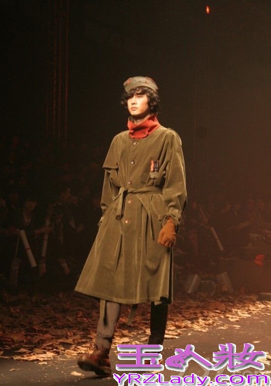 2010年，演员出道的李钟硕先后出演了人气电视剧《检察官公主》和《秘密花园》，凭借高挑俊秀的外形和自然的表演受到人们关注，而《秘密花园》更是令其迅速蹿红、人气飞涨。

2013年，出演SBS年度特别企划电视剧《听见你的声音》, 收视率一路飙升，不断刷新自身纪录，成为当下话题热门。李钟硕呈现出更为娴熟的演技，成功塑造了“朴修夏”一角，被大众赋予“国民初恋”、“国民守护君”爱称，是2013年韩国影视界当仁不让的大势男。