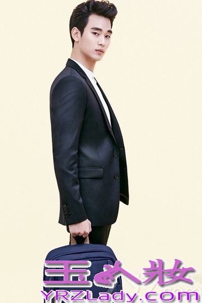 随着《来自星星的你》的热播，一股韩潮再次席卷而来，而片中的都教授扮演着金秀贤更是凭借此角色受到万千少女的喜爱，近日人气高涨的他，更是与中国美女明星angelababy携手为代言品牌拍摄写真，他在其中展现了时尚大气的感觉，充满年轻的商务休闲风。