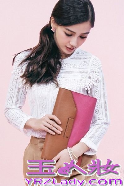 随着《来自星星的你》的热播，一股韩潮再次席卷而来，而片中的都教授扮演着金秀贤更是凭借此角色受到万千少女的喜爱，近日人气高涨的他，更是与中国美女明星angelababy携手为代言品牌拍摄写真，他在其中展现了时尚大气的感觉，充满年轻的商务休闲风。