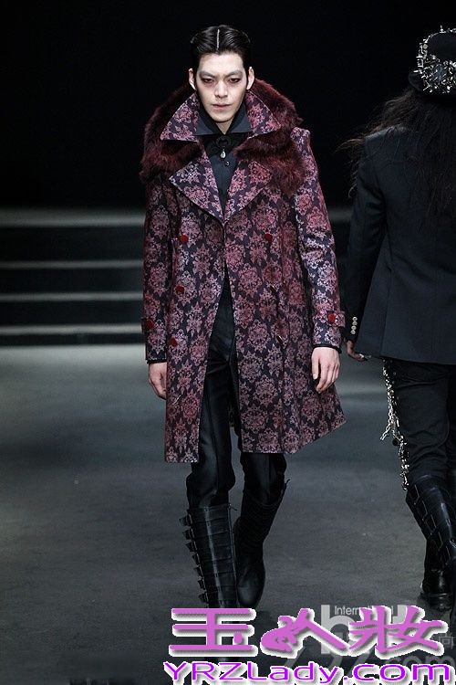 2012年，加入SidusHQ公司，正式更名为金宇彬。同年，他在SBS电视剧《绅士的品格》中饰演喜欢女主角的叛逆学生金东侠，开始以演员的身份为人熟知。其后，在KBS电视剧《学校2013》中饰演面恶心善的转学生朴兴秀而迅速窜红。

2013年，在SBS大热电视剧《继承者们》中，饰演崔英道一角，因展现出独特的男性魅力而成为话题。此外，由他主演的电影《朋友2》更是获得了票房和口碑的双丰收。