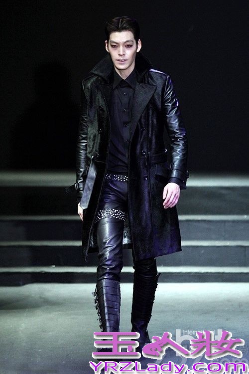 2012年，加入SidusHQ公司，正式更名为金宇彬。同年，他在SBS电视剧《绅士的品格》中饰演喜欢女主角的叛逆学生金东侠，开始以演员的身份为人熟知。其后，在KBS电视剧《学校2013》中饰演面恶心善的转学生朴兴秀而迅速窜红。

2013年，在SBS大热电视剧《继承者们》中，饰演崔英道一角，因展现出独特的男性魅力而成为话题。此外，由他主演的电影《朋友2》更是获得了票房和口碑的双丰收。