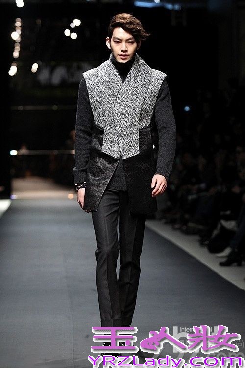 2012年，加入SidusHQ公司，正式更名为金宇彬。同年，他在SBS电视剧《绅士的品格》中饰演喜欢女主角的叛逆学生金东侠，开始以演员的身份为人熟知。其后，在KBS电视剧《学校2013》中饰演面恶心善的转学生朴兴秀而迅速窜红。

2013年，在SBS大热电视剧《继承者们》中，饰演崔英道一角，因展现出独特的男性魅力而成为话题。此外，由他主演的电影《朋友2》更是获得了票房和口碑的双丰收。