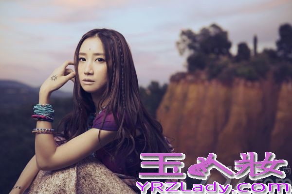 近日，演艺界才女陈彦妃爆出一组异域风情写真大片， 异国的阳光照耀下陈彦妃健康的小麦肤色，大气优雅地面容，红唇明眸，举手投足间自然绽放出异域风采，从陈彦妃坚毅执着的目光中，能让人感受到一种强大的力量。热爱旅行的陈彦妃，不久前出版了个人写真音乐专辑《勇敢远行，在我们老去之前》，在旅行中认真地思考人生的种种，用勇敢、旅途、感悟三个段落寻找到了人生属于世界的位置。而这组写真也正是她远赴法国拍摄写真作品中的一部分，这更加让人对这本完整版的写真专辑书充满了好奇和期待。