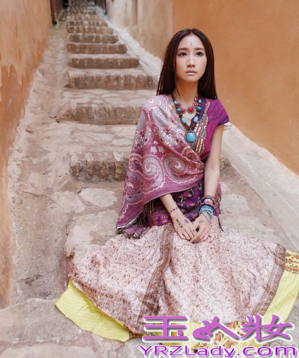 近日，演艺界才女陈彦妃爆出一组异域风情写真大片， 异国的阳光照耀下陈彦妃健康的小麦肤色，大气优雅地面容，红唇明眸，举手投足间自然绽放出异域风采，从陈彦妃坚毅执着的目光中，能让人感受到一种强大的力量。热爱旅行的陈彦妃，不久前出版了个人写真音乐专辑《勇敢远行，在我们老去之前》，在旅行中认真地思考人生的种种，用勇敢、旅途、感悟三个段落寻找到了人生属于世界的位置。而这组写真也正是她远赴法国拍摄写真作品中的一部分，这更加让人对这本完整版的写真专辑书充满了好奇和期待。