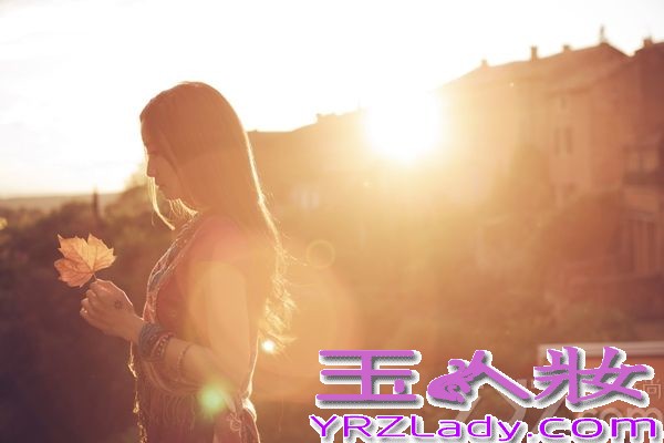 近日，演艺界才女陈彦妃爆出一组异域风情写真大片， 异国的阳光照耀下陈彦妃健康的小麦肤色，大气优雅地面容，红唇明眸，举手投足间自然绽放出异域风采，从陈彦妃坚毅执着的目光中，能让人感受到一种强大的力量。热爱旅行的陈彦妃，不久前出版了个人写真音乐专辑《勇敢远行，在我们老去之前》，在旅行中认真地思考人生的种种，用勇敢、旅途、感悟三个段落寻找到了人生属于世界的位置。而这组写真也正是她远赴法国拍摄写真作品中的一部分，这更加让人对这本完整版的写真专辑书充满了好奇和期待。