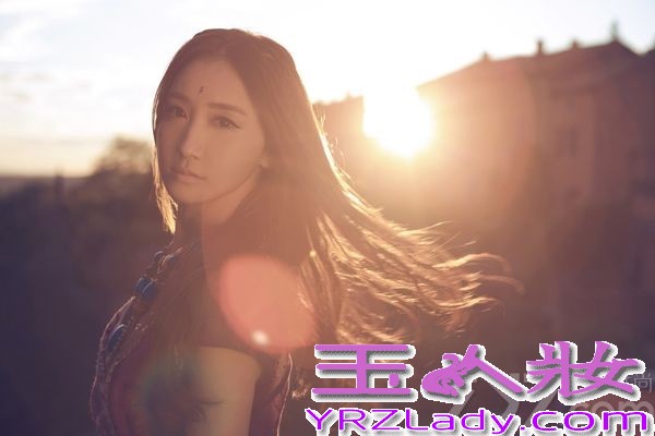 近日，演艺界才女陈彦妃爆出一组异域风情写真大片， 异国的阳光照耀下陈彦妃健康的小麦肤色，大气优雅地面容，红唇明眸，举手投足间自然绽放出异域风采，从陈彦妃坚毅执着的目光中，能让人感受到一种强大的力量。热爱旅行的陈彦妃，不久前出版了个人写真音乐专辑《勇敢远行，在我们老去之前》，在旅行中认真地思考人生的种种，用勇敢、旅途、感悟三个段落寻找到了人生属于世界的位置。而这组写真也正是她远赴法国拍摄写真作品中的一部分，这更加让人对这本完整版的写真专辑书充满了好奇和期待。