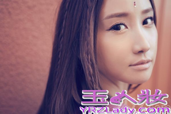 近日，演艺界才女陈彦妃爆出一组异域风情写真大片， 异国的阳光照耀下陈彦妃健康的小麦肤色，大气优雅地面容，红唇明眸，举手投足间自然绽放出异域风采，从陈彦妃坚毅执着的目光中，能让人感受到一种强大的力量。热爱旅行的陈彦妃，不久前出版了个人写真音乐专辑《勇敢远行，在我们老去之前》，在旅行中认真地思考人生的种种，用勇敢、旅途、感悟三个段落寻找到了人生属于世界的位置。而这组写真也正是她远赴法国拍摄写真作品中的一部分，这更加让人对这本完整版的写真专辑书充满了好奇和期待。