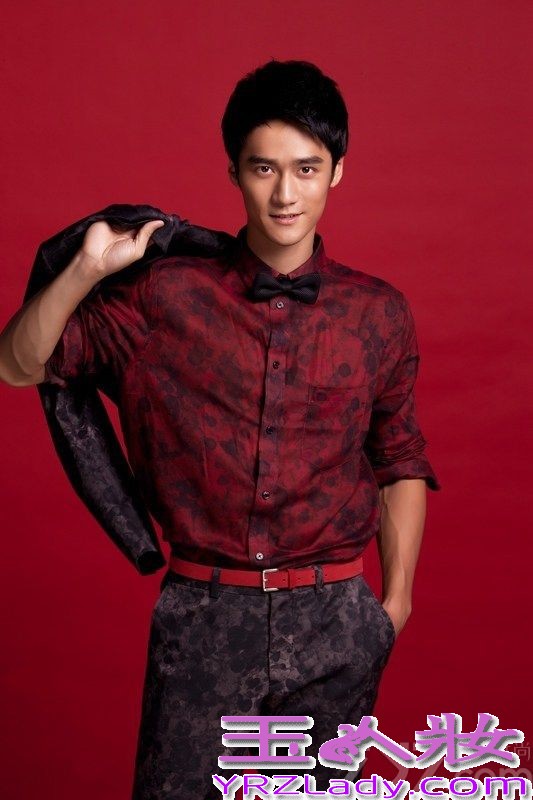 春节在慢慢的向我们靠近，代表春节的红色喜庆气息也四处弥漫着，近日蒋劲夫与古力娜扎携手为《女友校园》杂志拍摄新年刊封面，两人穿着喜庆的衣服，搭配的天衣无缝，用写真的形式传递祝福。