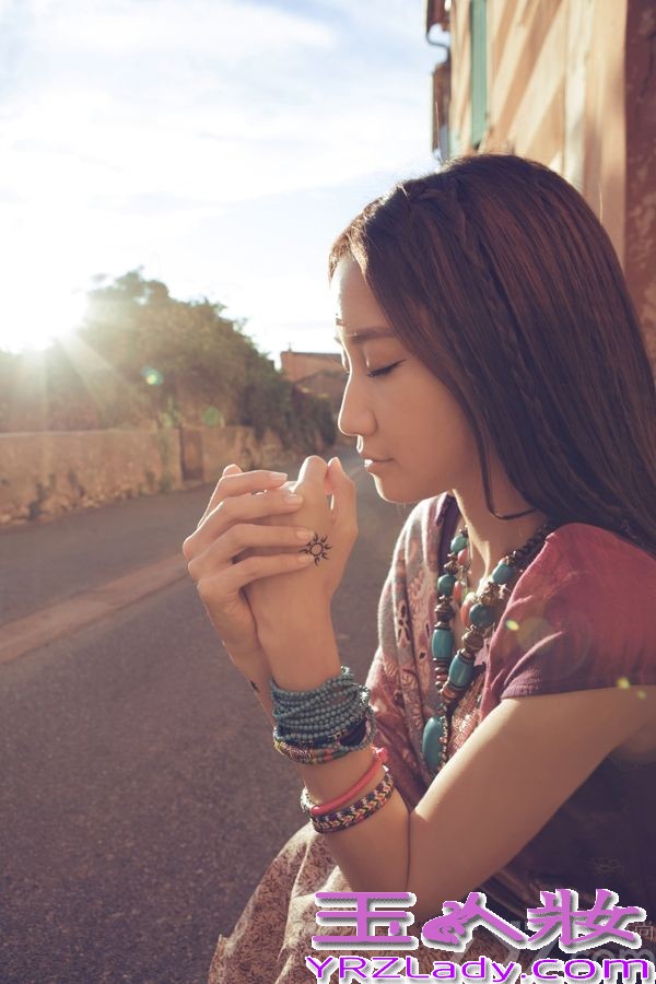 近日，演艺界才女陈彦妃爆出一组异域风情写真大片， 异国的阳光照耀下陈彦妃健康的小麦肤色，大气优雅地面容，红唇明眸，举手投足间自然绽放出异域风采，从陈彦妃坚毅执着的目光中，能让人感受到一种强大的力量。热爱旅行的陈彦妃，不久前出版了个人写真音乐专辑《勇敢远行，在我们老去之前》，在旅行中认真地思考人生的种种，用勇敢、旅途、感悟三个段落寻找到了人生属于世界的位置。而这组写真也正是她远赴法国拍摄写真作品中的一部分，这更加让人对这本完整版的写真专辑书充满了好奇和期待。