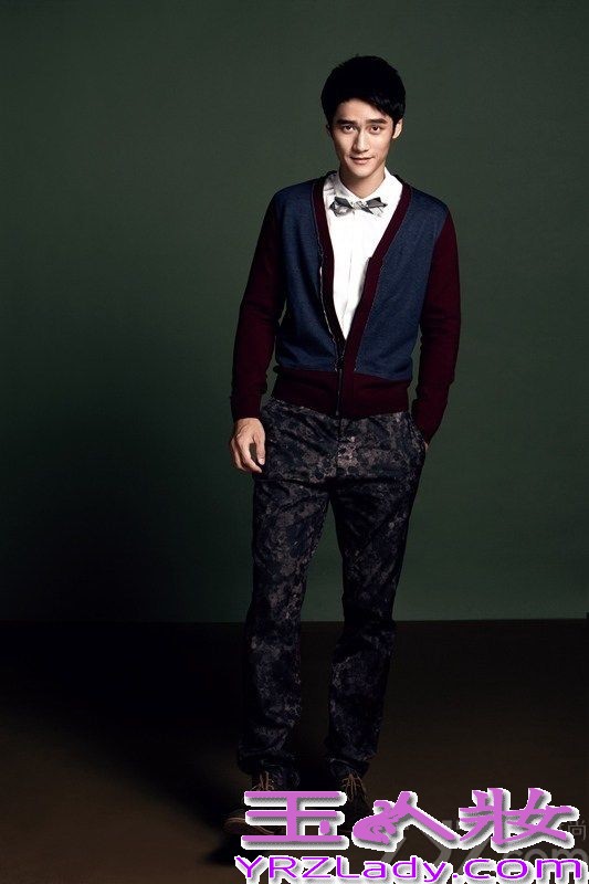 春节在慢慢的向我们靠近，代表春节的红色喜庆气息也四处弥漫着，近日蒋劲夫与古力娜扎携手为《女友校园》杂志拍摄新年刊封面，两人穿着喜庆的衣服，搭配的天衣无缝，用写真的形式传递祝福。