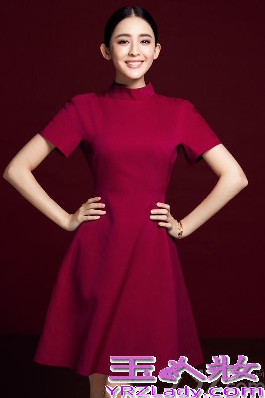 春节在慢慢的向我们靠近，代表春节的红色喜庆气息也四处弥漫着，近日蒋劲夫与古力娜扎携手为《女友校园》杂志拍摄新年刊封面，两人穿着喜庆的衣服，搭配的天衣无缝，用写真的形式传递祝福。