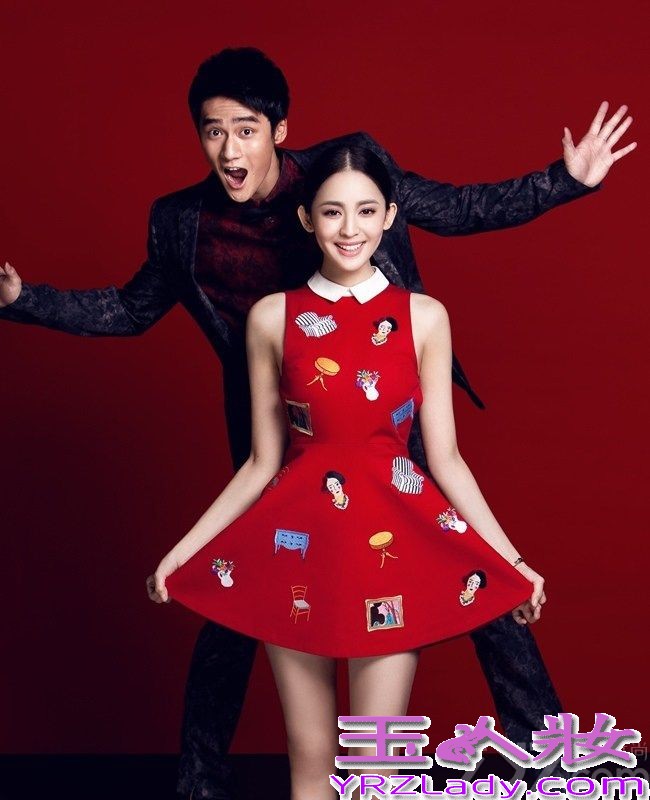 春节在慢慢的向我们靠近，代表春节的红色喜庆气息也四处弥漫着，近日蒋劲夫与古力娜扎携手为《女友校园》杂志拍摄新年刊封面，两人穿着喜庆的衣服，搭配的天衣无缝，用写真的形式传递祝福。