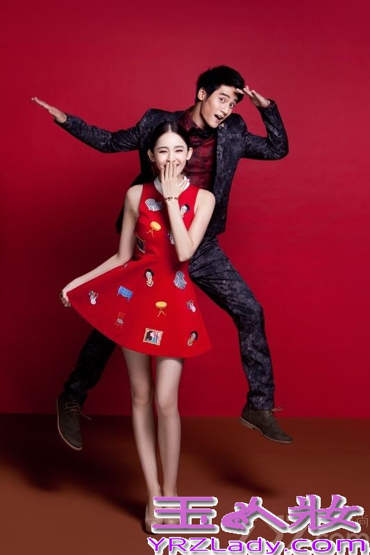 春节在慢慢的向我们靠近，代表春节的红色喜庆气息也四处弥漫着，近日蒋劲夫与古力娜扎携手为《女友校园》杂志拍摄新年刊封面，两人穿着喜庆的衣服，搭配的天衣无缝，用写真的形式传递祝福。