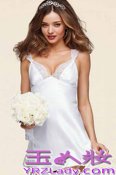 来自于澳大利亚的米兰达可儿，自从13岁《Dolly》杂志封面女郎的全国模特甄选竞赛中脱颖而出后出道于模特界，更是因为国际品牌美宝莲的代言而名声鹊起，其后更是因为与维多利亚的秘密的合作，成为新一代璀璨模特界的巨星，今天为大家集结了米兰达绝美的写真图片，其笑容甜美、表情生动、撅嘴风骚大秀性感迷人曲线。