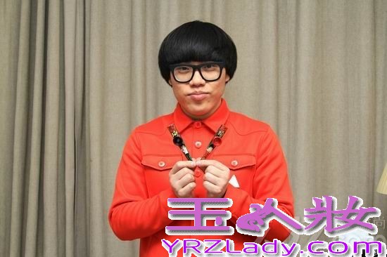 1月9日，央视我要上春晩特别节目《直通春晚》举行了十进六比赛选手出场抽签仪式。十强选手在现场进行比赛彩排和抽签环节网络直播。作为《中国好声音》的第二季冠军，李琦在比赛中的出色表现，让很多人喜欢上这个性格开朗、声音有特色的“蘑菇”男孩。而此次李琦生日，这些歌迷们更是自发的制作了视频并在微博中发出，有的记录了李琦从《中国好声音》到现在的歌唱历程，有的把李琦演唱的歌曲加以改编，当做背景音乐，从配乐到画面都十分感人。收到这样的生日祝福，李琦表示很感动，还说道他的歌迷“琦迹”们真的很用心，一直在支持鼓励他，而且每次歌迷见面会都会收到一大堆礼物，真的对他很好。不过感动之余，可爱的李琦还贴心的叮嘱歌迷们，以后千万别再花钱了。