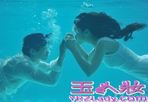 当爱情还炙热我们恨不得化为彼此，当爱情已冷却那指尖剩下的只有淡淡的微凉，如果此时和回忆擦肩，我们要做的就是不回头勇敢向前，即使他曾经是你的全世界。成功跨界转型的影视当红花旦陈彦妃，自已参与创作的第二首单曲《微凉的指尖》，以优美地音乐语言低低倾诉着对逝去爱情的纪念。