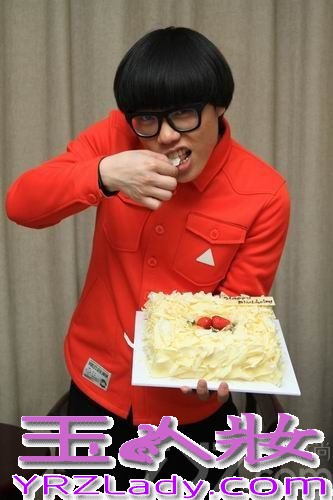 1月9日，央视我要上春晩特别节目《直通春晚》举行了十进六比赛选手出场抽签仪式。十强选手在现场进行比赛彩排和抽签环节网络直播。作为《中国好声音》的第二季冠军，李琦在比赛中的出色表现，让很多人喜欢上这个性格开朗、声音有特色的“蘑菇”男孩。而此次李琦生日，这些歌迷们更是自发的制作了视频并在微博中发出，有的记录了李琦从《中国好声音》到现在的歌唱历程，有的把李琦演唱的歌曲加以改编，当做背景音乐，从配乐到画面都十分感人。收到这样的生日祝福，李琦表示很感动，还说道他的歌迷“琦迹”们真的很用心，一直在支持鼓励他，而且每次歌迷见面会都会收到一大堆礼物，真的对他很好。不过感动之余，可爱的李琦还贴心的叮嘱歌迷们，以后千万别再花钱了。