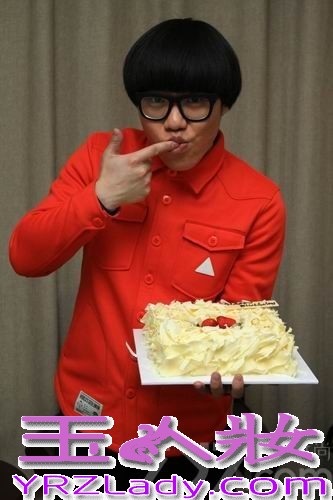 1月9日，央视我要上春晩特别节目《直通春晚》举行了十进六比赛选手出场抽签仪式。十强选手在现场进行比赛彩排和抽签环节网络直播。作为《中国好声音》的第二季冠军，李琦在比赛中的出色表现，让很多人喜欢上这个性格开朗、声音有特色的“蘑菇”男孩。而此次李琦生日，这些歌迷们更是自发的制作了视频并在微博中发出，有的记录了李琦从《中国好声音》到现在的歌唱历程，有的把李琦演唱的歌曲加以改编，当做背景音乐，从配乐到画面都十分感人。收到这样的生日祝福，李琦表示很感动，还说道他的歌迷“琦迹”们真的很用心，一直在支持鼓励他，而且每次歌迷见面会都会收到一大堆礼物，真的对他很好。不过感动之余，可爱的李琦还贴心的叮嘱歌迷们，以后千万别再花钱了。