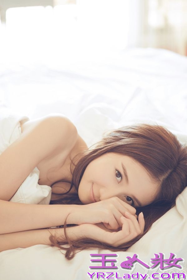 当爱情还炙热我们恨不得化为彼此，当爱情已冷却那指尖剩下的只有淡淡的微凉，如果此时和回忆擦肩，我们要做的就是不回头勇敢向前，即使他曾经是你的全世界。成功跨界转型的影视当红花旦陈彦妃，自已参与创作的第二首单曲《微凉的指尖》，以优美地音乐语言低低倾诉着对逝去爱情的纪念。