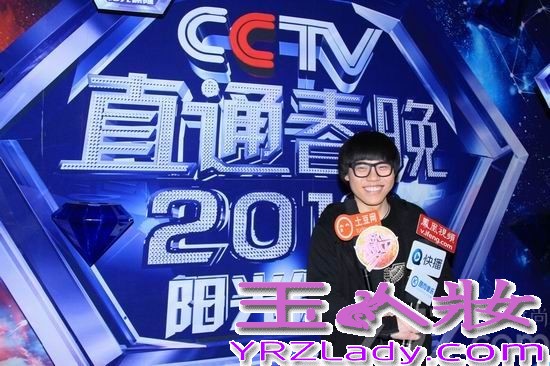 1月9日，央视我要上春晩特别节目《直通春晚》举行了十进六比赛选手出场抽签仪式。十强选手在现场进行比赛彩排和抽签环节网络直播。作为《中国好声音》的第二季冠军，李琦在比赛中的出色表现，让很多人喜欢上这个性格开朗、声音有特色的“蘑菇”男孩。而此次李琦生日，这些歌迷们更是自发的制作了视频并在微博中发出，有的记录了李琦从《中国好声音》到现在的歌唱历程，有的把李琦演唱的歌曲加以改编，当做背景音乐，从配乐到画面都十分感人。收到这样的生日祝福，李琦表示很感动，还说道他的歌迷“琦迹”们真的很用心，一直在支持鼓励他，而且每次歌迷见面会都会收到一大堆礼物，真的对他很好。不过感动之余，可爱的李琦还贴心的叮嘱歌迷们，以后千万别再花钱了。