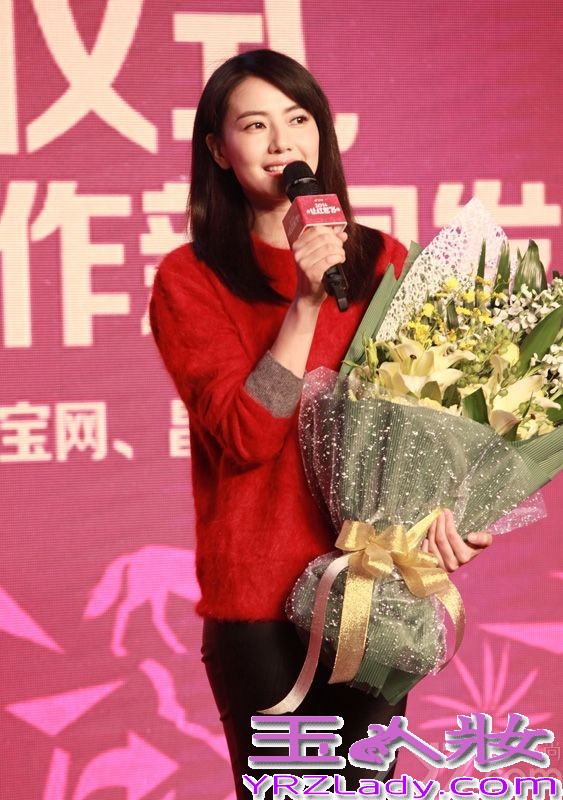 昨日，高圆圆一袭大红色毛衣出席央视春晚和新浪微博发起的“2014让红包飞”的活动现场。喜庆的红色，配上高圆圆甜美的笑容，让活动现场洋溢着过年的气氛，恰逢昨天是腊八佳节，浓浓的年味扑面而来。并表示说现在会在微博上收到网友的红包，所以这次也会通过微博给粉丝一些回馈。”高圆圆在活动现场表示，自己目前并没有上春晚的计划，今年除夕，还是会像往年一样，继续陪家人一起看春晚过新年，还透露自己最爱看的是小品类节目。高圆圆还在现场给所有网友和粉丝拜年“我给大家拜早年啦，祝愿大家马年吉祥，顺利如意。