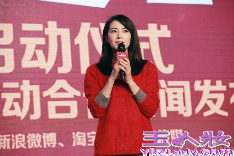 昨日，高圆圆一袭大红色毛衣出席央视春晚和新浪微博发起的“2014让红包飞”的活动现场。喜庆的红色，配上高圆圆甜美的笑容，让活动现场洋溢着过年的气氛，恰逢昨天是腊八佳节，浓浓的年味扑面而来。并表示说现在会在微博上收到网友的红包，所以这次也会通过微博给粉丝一些回馈。”高圆圆在活动现场表示，自己目前并没有上春晚的计划，今年除夕，还是会像往年一样，继续陪家人一起看春晚过新年，还透露自己最爱看的是小品类节目。高圆圆还在现场给所有网友和粉丝拜年“我给大家拜早年啦，祝愿大家马年吉祥，顺利如意。