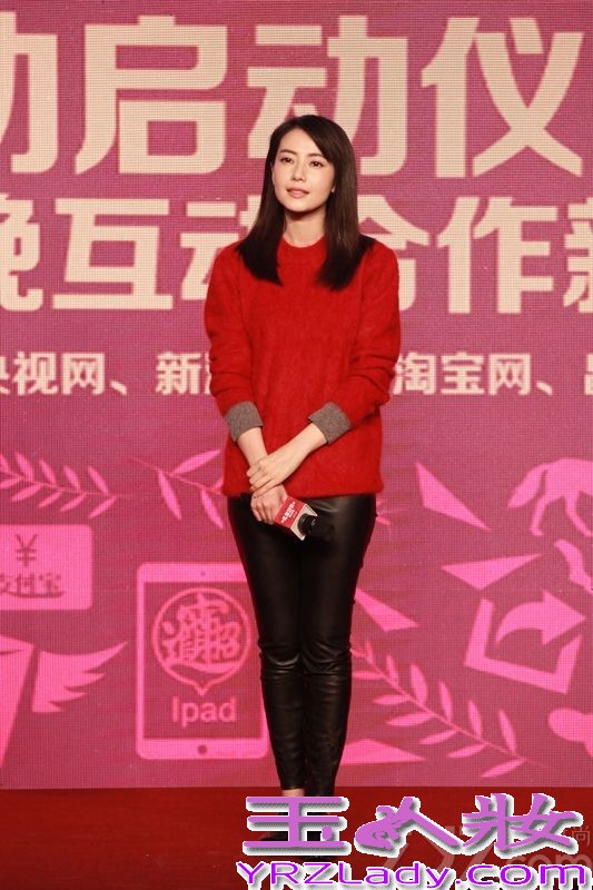 昨日，高圆圆一袭大红色毛衣出席央视春晚和新浪微博发起的“2014让红包飞”的活动现场。喜庆的红色，配上高圆圆甜美的笑容，让活动现场洋溢着过年的气氛，恰逢昨天是腊八佳节，浓浓的年味扑面而来。并表示说现在会在微博上收到网友的红包，所以这次也会通过微博给粉丝一些回馈。”高圆圆在活动现场表示，自己目前并没有上春晚的计划，今年除夕，还是会像往年一样，继续陪家人一起看春晚过新年，还透露自己最爱看的是小品类节目。高圆圆还在现场给所有网友和粉丝拜年“我给大家拜早年啦，祝愿大家马年吉祥，顺利如意。