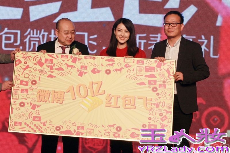 昨日，高圆圆一袭大红色毛衣出席央视春晚和新浪微博发起的“2014让红包飞”的活动现场。喜庆的红色，配上高圆圆甜美的笑容，让活动现场洋溢着过年的气氛，恰逢昨天是腊八佳节，浓浓的年味扑面而来。并表示说现在会在微博上收到网友的红包，所以这次也会通过微博给粉丝一些回馈。”高圆圆在活动现场表示，自己目前并没有上春晚的计划，今年除夕，还是会像往年一样，继续陪家人一起看春晚过新年，还透露自己最爱看的是小品类节目。高圆圆还在现场给所有网友和粉丝拜年“我给大家拜早年啦，祝愿大家马年吉祥，顺利如意。