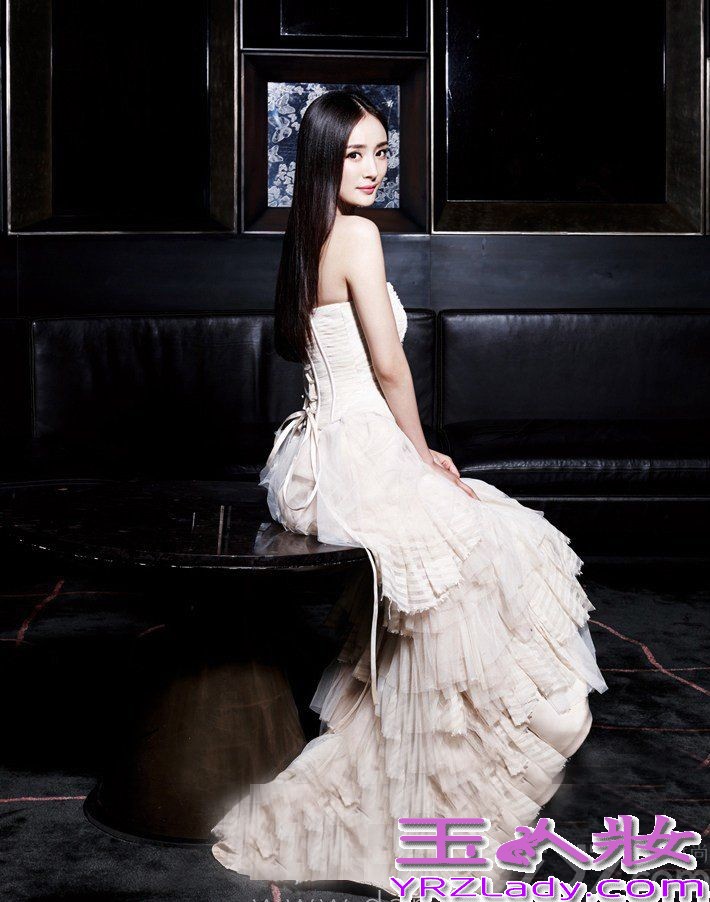 杨幂和刘恺威将于今天在巴厘岛举行婚礼,终于到了我们期待已久的日子,看婚前情侣写真中,二人含情脉脉,举手投足间,尽显新婚夫妇的甜蜜温馨。而婚礼举办场所的巴厘岛最豪华的酒店外景也曝光了,看起来真的是非常浪漫啊~祝福大幂幂和刘恺威,新婚快乐!来送上祝福吧~