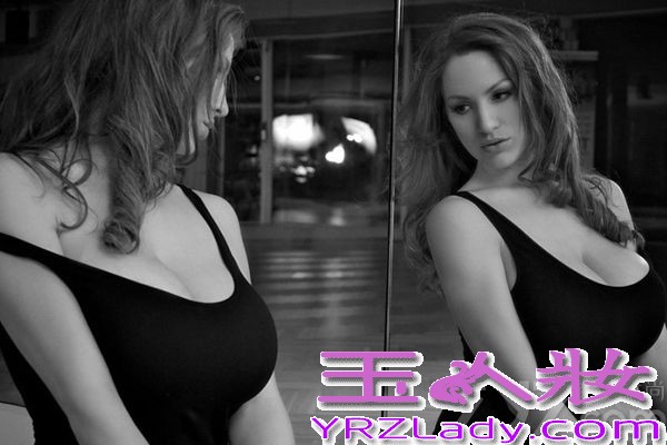 德国内衣超模乔丹·卡佛(Jordan Carver)以傲人的三围尺寸：38(34DDD) W23 H35走红。褐色头发、蓝色眼睛的她腰细臀挺，上围豪迈，这组写真将其完美的曲线展现无疑，性感爆棚。被业界称为新一代性感女神。