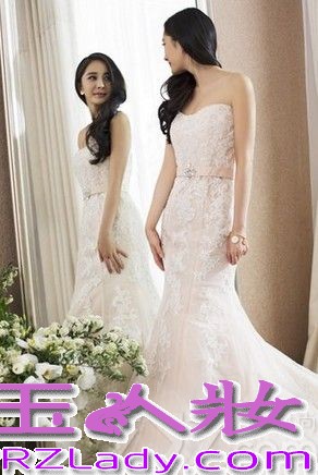 杨幂和刘恺威将于今天在巴厘岛举行婚礼,终于到了我们期待已久的日子,看婚前情侣写真中,二人含情脉脉,举手投足间,尽显新婚夫妇的甜蜜温馨。而婚礼举办场所的巴厘岛最豪华的酒店外景也曝光了,看起来真的是非常浪漫啊~祝福大幂幂和刘恺威,新婚快乐!来送上祝福吧~