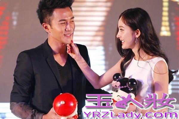 杨幂和刘恺威将于今天在巴厘岛举行婚礼,终于到了我们期待已久的日子,看婚前情侣写真中,二人含情脉脉,举手投足间,尽显新婚夫妇的甜蜜温馨。而婚礼举办场所的巴厘岛最豪华的酒店外景也曝光了,看起来真的是非常浪漫啊~祝福大幂幂和刘恺威,新婚快乐!来送上祝福吧~