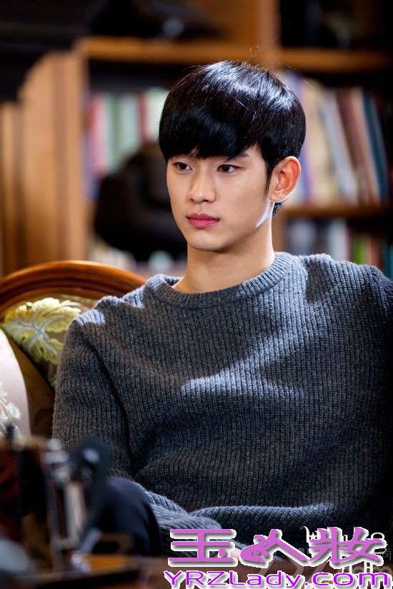 近日韩国热播剧《来自星星的你》人气爆棚，让演员金秀炫粉丝增长再创新高。剧中金秀炫穿上现代装成功捕获了众人的眼球，西装革履超级帅气，衬托他那娇小的容颜，帅气中透漏着可爱！