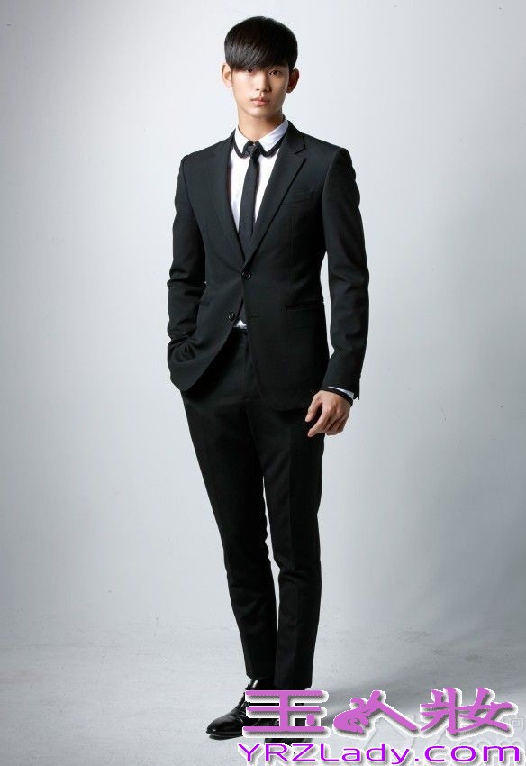 近日韩国热播剧《来自星星的你》人气爆棚，让演员金秀炫粉丝增长再创新高。剧中金秀炫穿上现代装成功捕获了众人的眼球，西装革履超级帅气，衬托他那娇小的容颜，帅气中透漏着可爱！