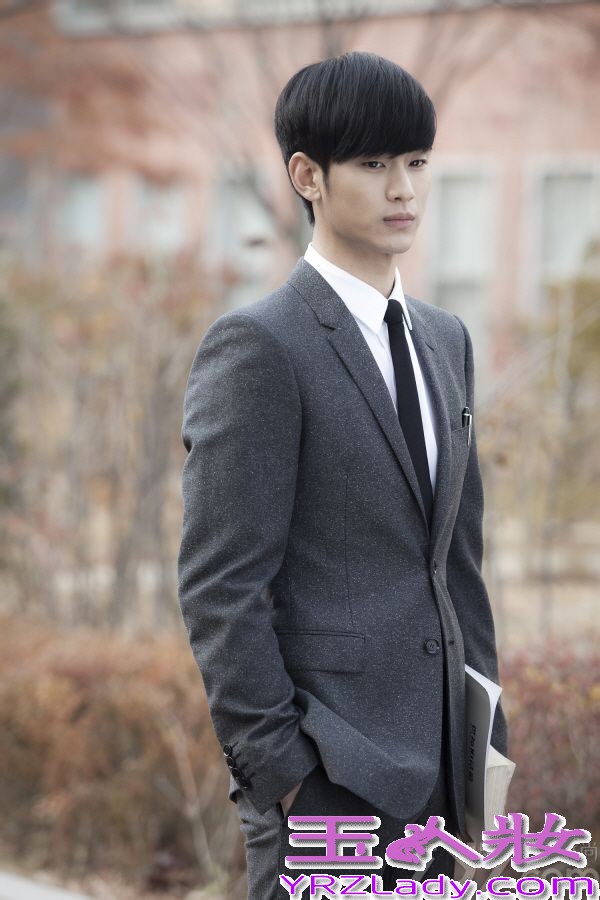 近日韩国热播剧《来自星星的你》人气爆棚，让演员金秀炫粉丝增长再创新高。剧中金秀炫穿上现代装成功捕获了众人的眼球，西装革履超级帅气，衬托他那娇小的容颜，帅气中透漏着可爱！