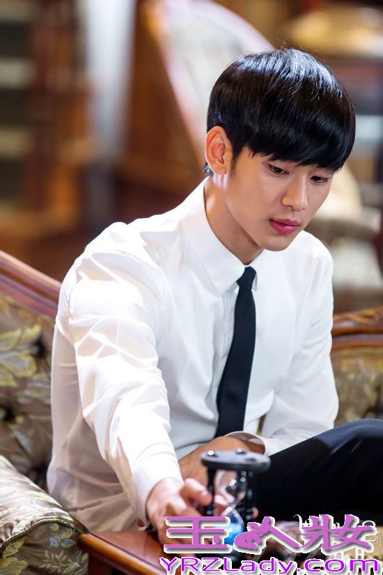 近日韩国热播剧《来自星星的你》人气爆棚，让演员金秀炫粉丝增长再创新高。剧中金秀炫穿上现代装成功捕获了众人的眼球，西装革履超级帅气，衬托他那娇小的容颜，帅气中透漏着可爱！