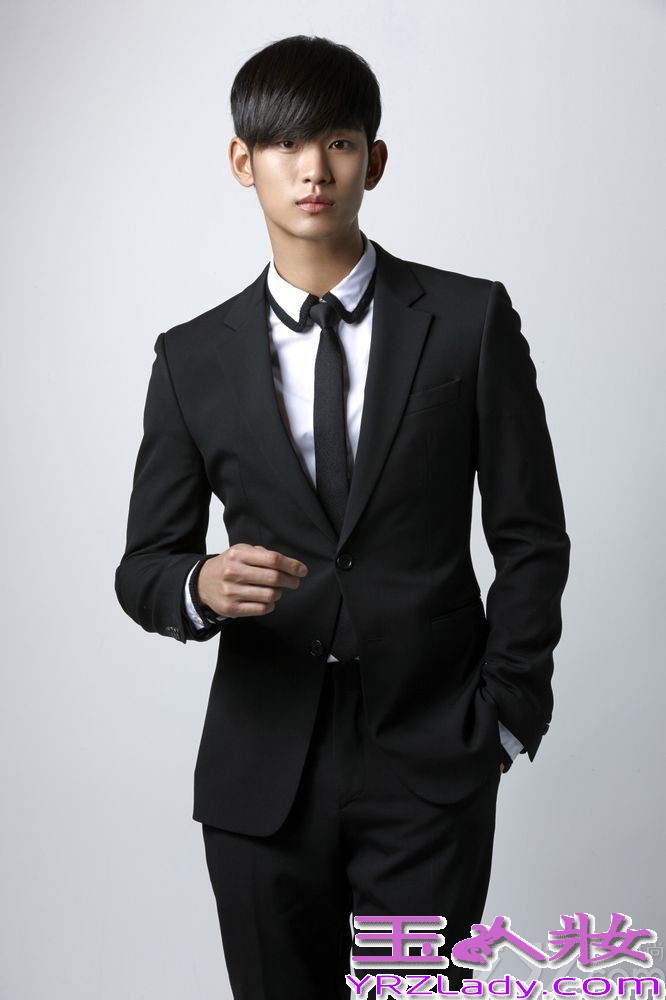 近日韩国热播剧《来自星星的你》人气爆棚，让演员金秀炫粉丝增长再创新高。剧中金秀炫穿上现代装成功捕获了众人的眼球，西装革履超级帅气，衬托他那娇小的容颜，帅气中透漏着可爱！