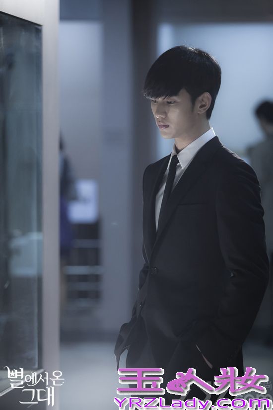 近日韩国热播剧《来自星星的你》人气爆棚，让演员金秀炫粉丝增长再创新高。剧中金秀炫穿上现代装成功捕获了众人的眼球，西装革履超级帅气，衬托他那娇小的容颜，帅气中透漏着可爱！