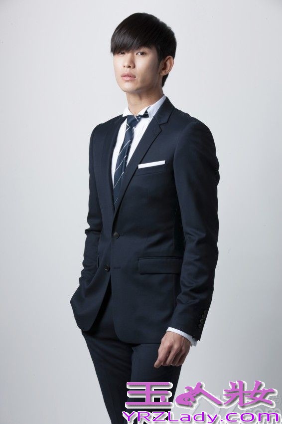 近日韩国热播剧《来自星星的你》人气爆棚，让演员金秀炫粉丝增长再创新高。剧中金秀炫穿上现代装成功捕获了众人的眼球，西装革履超级帅气，衬托他那娇小的容颜，帅气中透漏着可爱！