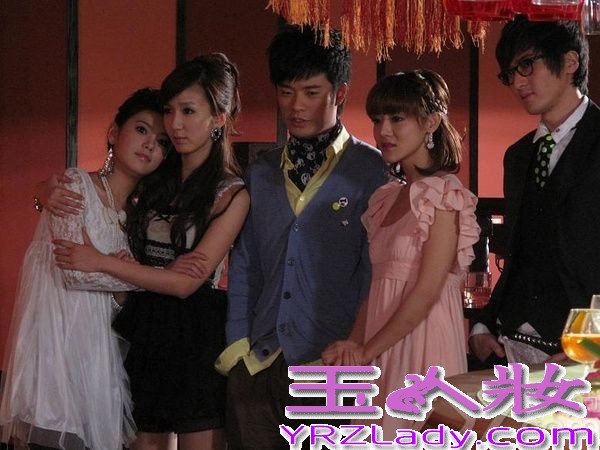 《爱情公寓4》什么时候上映是很多观众关注的问题,有消息称《爱情公寓4》将于1月17日登陆安徽卫视黄金剧场,而黑龙江高清剧场或安徽卫视将是首播平台。今天为大家提前分享爱情公寓4预告片中的搞笑图片，搞怪表情萌翻天。