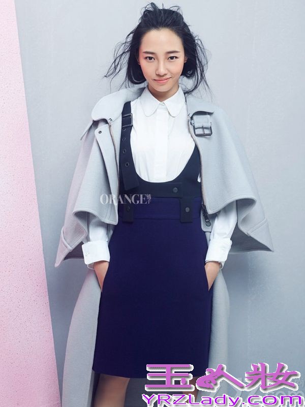 近日，白百何为《橘子》杂志拍摄了一组封面大片，色彩的碰撞别具一格，轻熟之中不乏少女的天真与烂漫。在上半年主演的两部电影作品接连票房过亿后，目前热映的《私人订制》更是突破6亿大关，交出漂亮成绩单的白百何荣升为“旺戏相”小妞，在大银幕中华丽怒放。