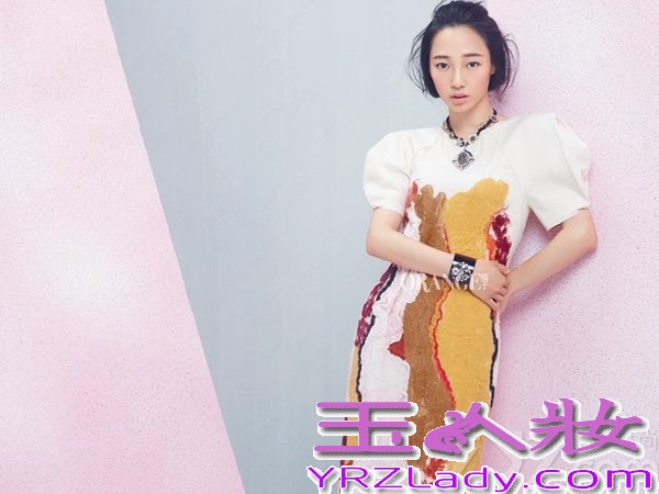 近日，白百何为《橘子》杂志拍摄了一组封面大片，色彩的碰撞别具一格，轻熟之中不乏少女的天真与烂漫。在上半年主演的两部电影作品接连票房过亿后，目前热映的《私人订制》更是突破6亿大关，交出漂亮成绩单的白百何荣升为“旺戏相”小妞，在大银幕中华丽怒放。