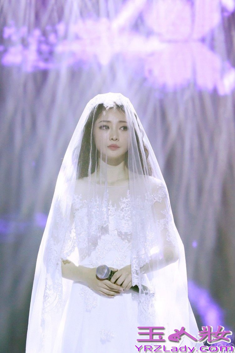 日前柳岩参加某活动，以歌手的身份穿着纯白的婚纱亮相，让原本身材就好的她美丽无比。在节目中还一连唱三首歌《男神》、《欲望之城》、《绝口不提》，唱最后一首的时候，或因感触到什么，柳岩在台上潸然泪下。