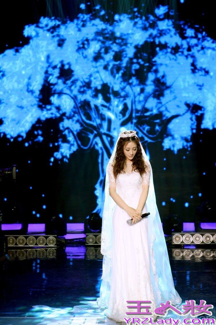 日前柳岩参加某活动，以歌手的身份穿着纯白的婚纱亮相，让原本身材就好的她美丽无比。在节目中还一连唱三首歌《男神》、《欲望之城》、《绝口不提》，唱最后一首的时候，或因感触到什么，柳岩在台上潸然泪下。