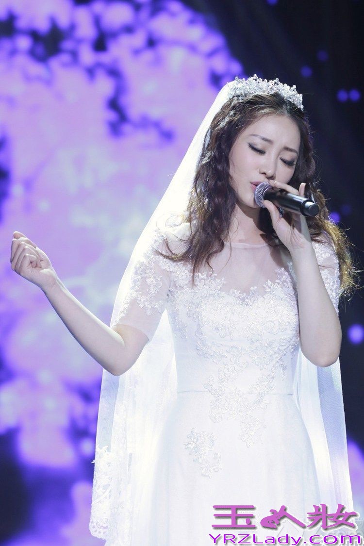 日前柳岩参加某活动，以歌手的身份穿着纯白的婚纱亮相，让原本身材就好的她美丽无比。在节目中还一连唱三首歌《男神》、《欲望之城》、《绝口不提》，唱最后一首的时候，或因感触到什么，柳岩在台上潸然泪下。