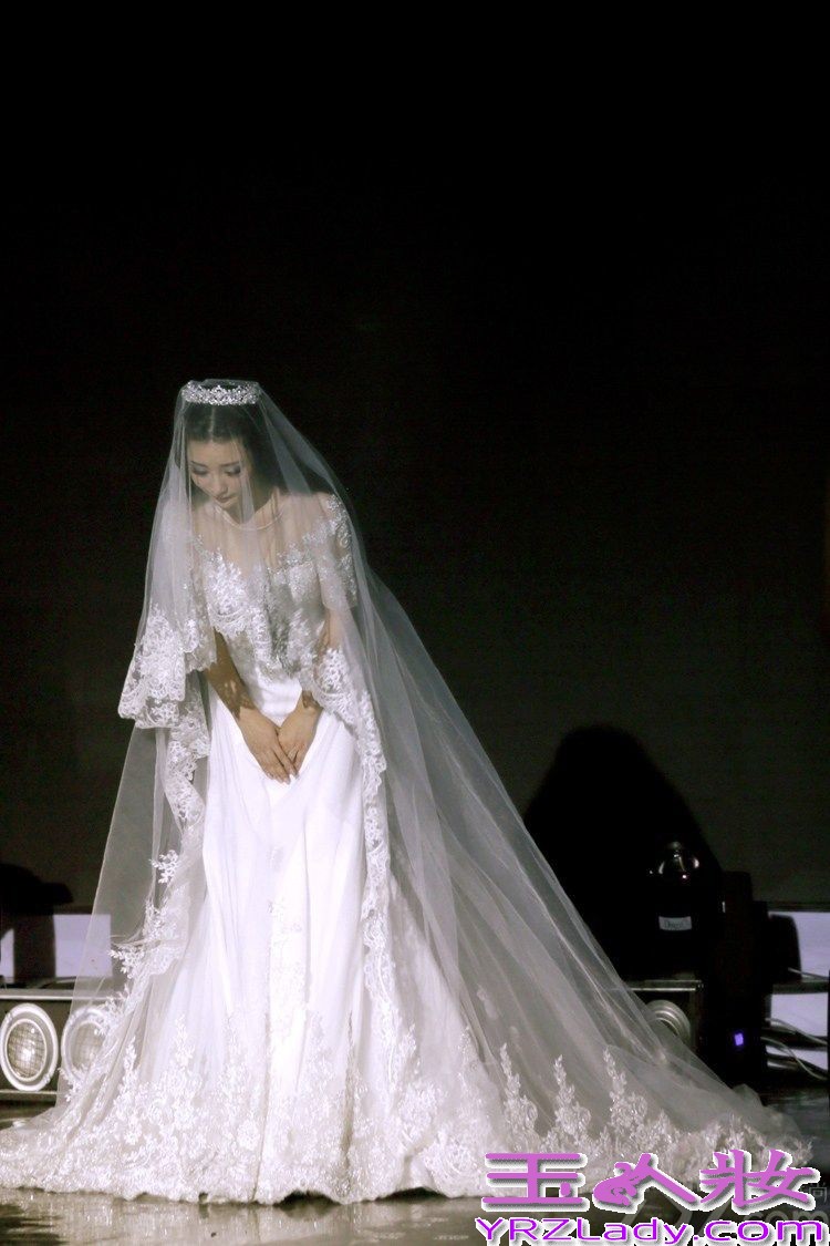 日前柳岩参加某活动，以歌手的身份穿着纯白的婚纱亮相，让原本身材就好的她美丽无比。在节目中还一连唱三首歌《男神》、《欲望之城》、《绝口不提》，唱最后一首的时候，或因感触到什么，柳岩在台上潸然泪下。