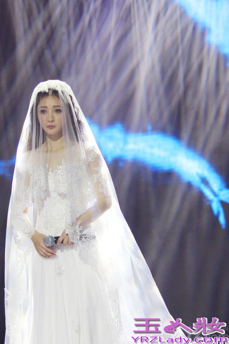 日前柳岩参加某活动，以歌手的身份穿着纯白的婚纱亮相，让原本身材就好的她美丽无比。在节目中还一连唱三首歌《男神》、《欲望之城》、《绝口不提》，唱最后一首的时候，或因感触到什么，柳岩在台上潸然泪下。